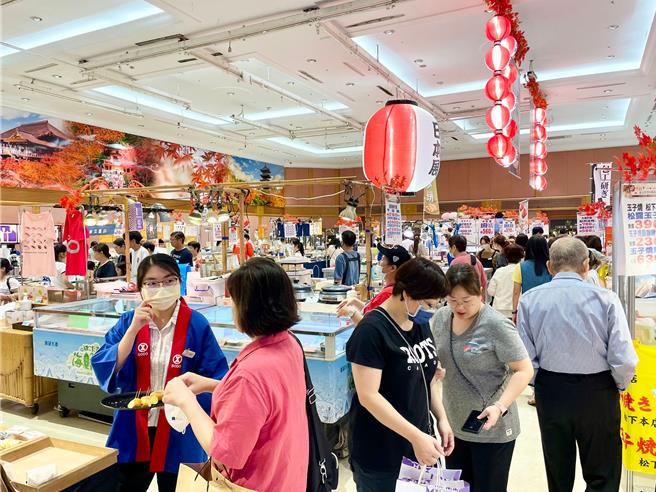 SOGO忠孝馆举办日本展中，颱风假也吸引人潮。（SOGO提供）