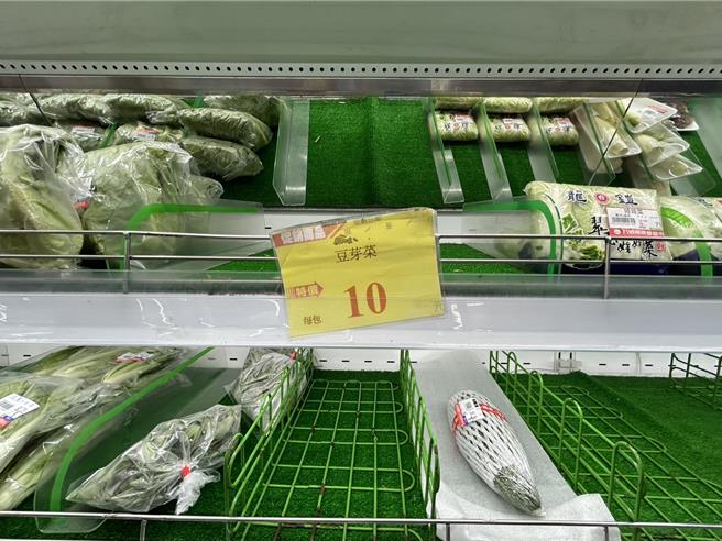中颱山陀儿龟速来袭，菜价狂飙涨，但屏东县九如乡农会超市坚持平价供应，卖的蔬菜几乎比市场便宜2、3成，如一包豆芽菜只要10元。（谢佳潾摄）