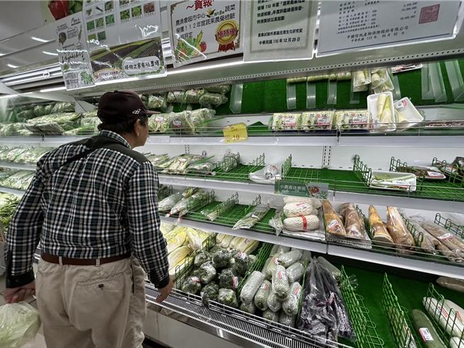 中颱山陀儿龟速来袭，菜价狂飙涨，但屏东县九如乡农会超市坚持平价供应，卖的蔬菜几乎比市场便宜2、3成，如一包豆芽菜只要10元。（谢佳潾摄）