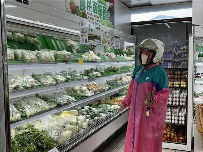 中颱山陀儿龟速来袭，菜价狂飙涨，但屏东县九如乡农会超市坚持平价供应，卖的蔬菜几乎比市场便宜2、3成，如一包豆芽菜只要10元。（谢佳潾摄）