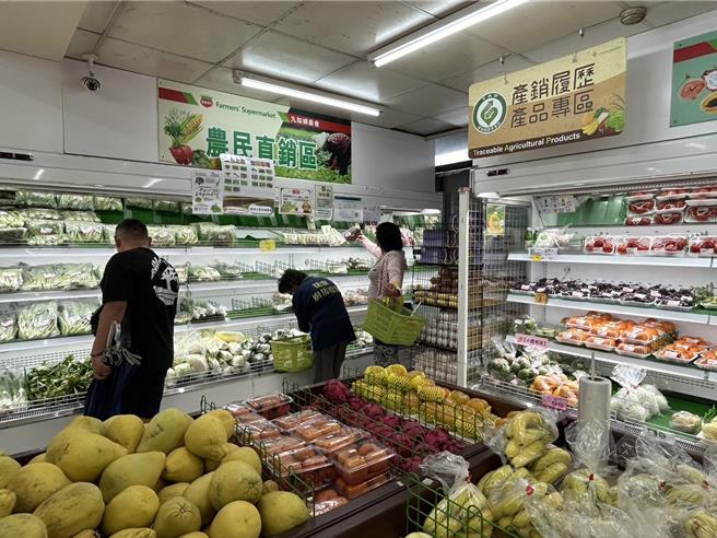 中颱山陀儿龟速来袭，菜价狂飙涨，但屏东县九如乡农会超市坚持平价供应，卖的蔬菜几乎比市场便宜2、3成，如一包豆芽菜只要10元。（谢佳潾摄）