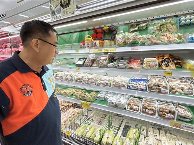 九如乡农会总干事龚泰文建议民眾可改选购菇类，因为菇类价格不受颱风影响，且又有丰富的膳食纤维，30元左右就可以吃一餐。（谢佳潾摄）