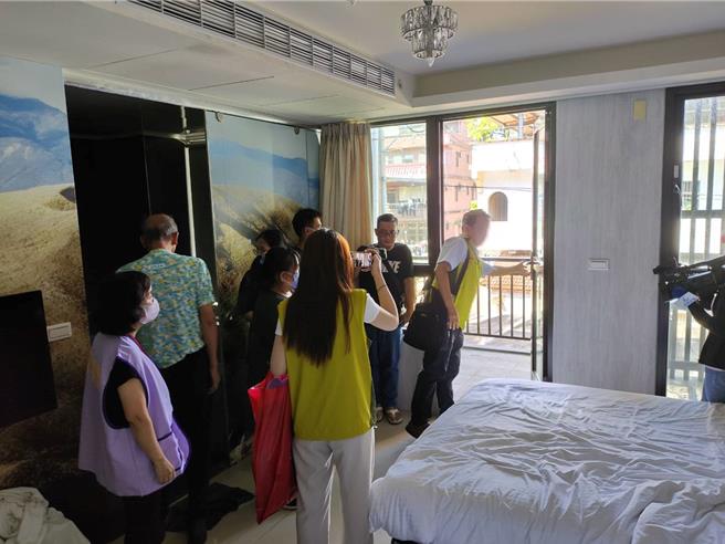 行政執行署宜蘭分署舉行不動產拍賣會，其中位於礁溪鄉、作為民宿使用的1幢透天厝，吸引不少人前來競標。（行政執行署宜蘭分署提供）