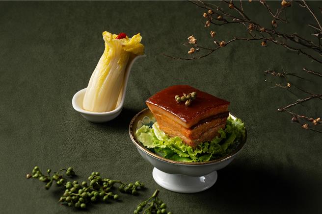 联名新品发想以故宫之宝「翠玉白菜」、「肉形石」为原型，推出吸睛又美味的「骄滴滴翠玉白菜」与「骄麻肉形石」，2款新品还原度颇高。(王品集团提供)