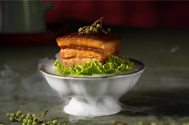 即日起，民眾回覆「青花骄」指定FB贴文或加入官方Line，即可获赠故宫联名「国宝双飨 宫迎券」，可用188元优惠价加购国宝级美味，直接省下411元。(王品集团提供)