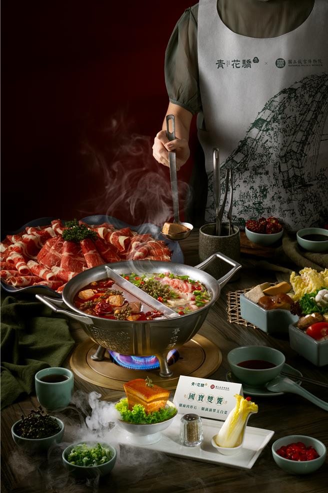 「青花骄」推出印有经典《清明上河图》的故宫联名围兜，联名期间只要身着故宫联名围兜打卡分享，即可免费获赠1杯「冰清玉洁青花白桃乌龙」。(王品集团提供)