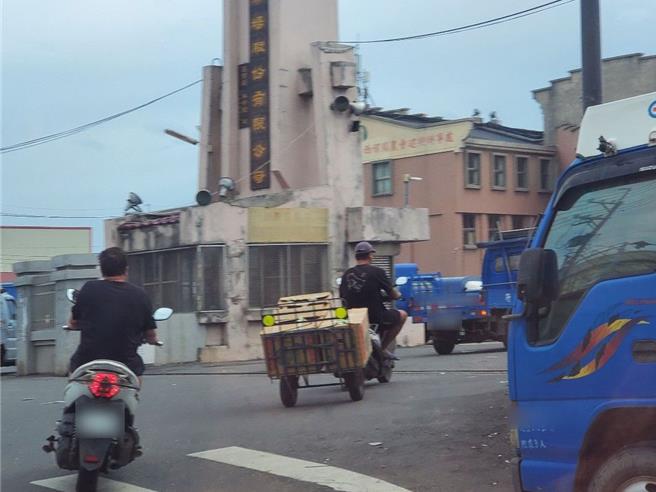 雲林現今天上午無風無雨，西螺果菜市場非常繁忙，農民無颱風假可放。（周麗蘭攝）