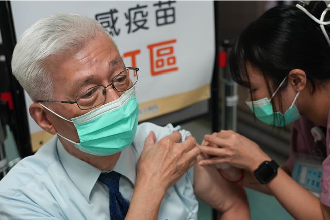 光田综合医院感染科主任医师杨清镇提醒民眾，施打疫苗、戴好口罩、勤洗手，减低感染机率。（张妍溱摄）