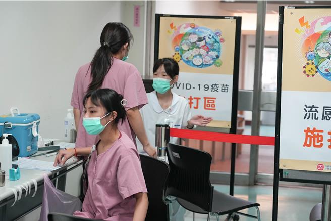 流感升温，光田综合医院感染科主任医师杨清镇发现，中秋过后，门诊流感病患人数明显激增，较往年同期增约2成，且以A型流感居多。（张妍溱摄）