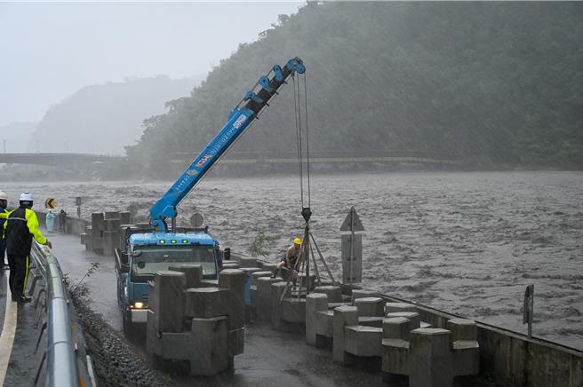 台東縣長饒慶鈴視察太麻里溪。（台東縣府提供／蔡旻妤台東傳真）