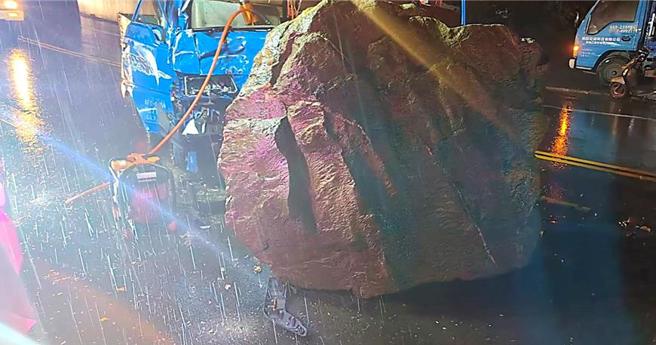 颱風山陀兒壓境，30日晚間南迴公路新香蘭段（台9線392.5K）處發生落石意外，李姓駕駛受困車內，全身多處骨折。（本報資料照）