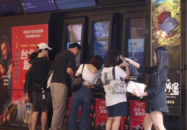 山陀儿颱风来袭，全台停止上班上课，不少民眾趁着放颱风假，到信义区的电影院购票看电影。（刘宗龙摄）