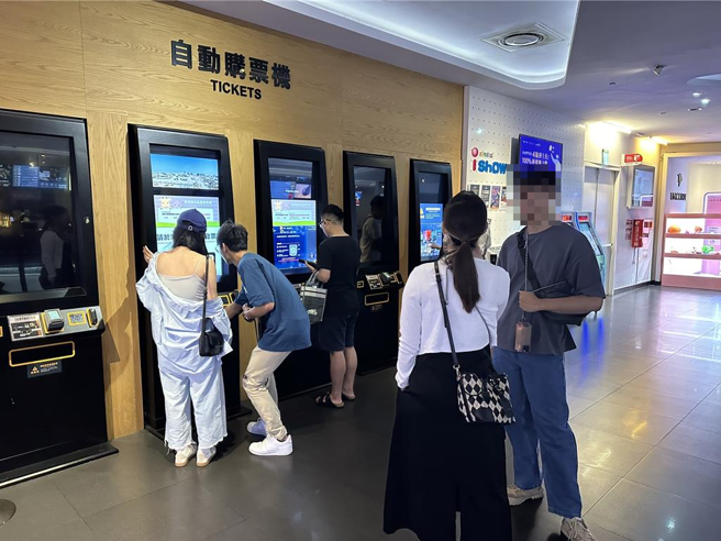 正巧颱风假又赶上强檔电影上映，民眾「把握机会」，排队买票看电影。（高钧麟摄）