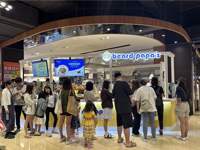 民眾扶老携幼举家逛街，板桥大远百美食街、影城涌现人潮。（高钧麟摄）