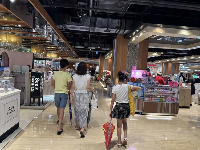 板桥大远百美食街、影城涌现人潮。（高钧麟摄）