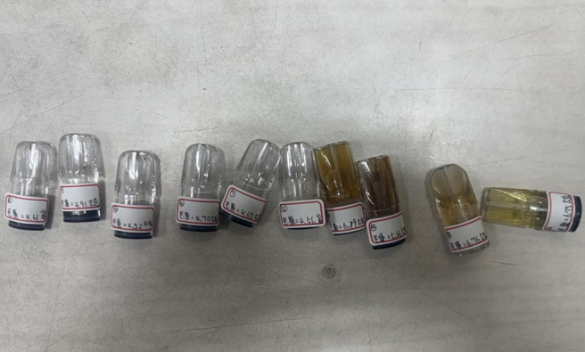 警方在死者房间内查到电子烟弹及笑气钢瓶。（翻摄照片／林郁平台北传真）