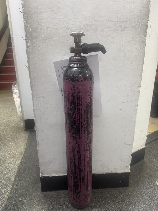 警方在死者房间内查到电子烟弹及笑气钢瓶。（翻摄照片／林郁平台北传真）