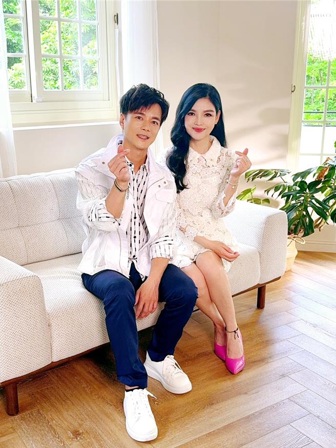 谈诗玲（右）与师弟邬兆邦合作新歌〈爱了太深〉。（豪记唱片提供）