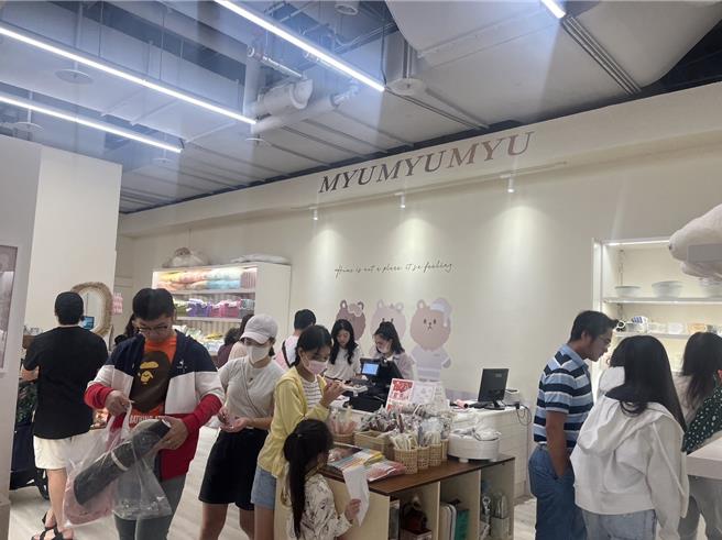 桃园市2日放颱风假但无明显风雨，民眾爽赚颱风假，中坜大江购物中心美食街中午涌现用餐、购物人潮。（吕筱蝉摄）