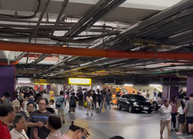 大江购物中心还没开门，停车场的商场门口，已有长长的排队人龙。（图／threads@max0808520授权提供）