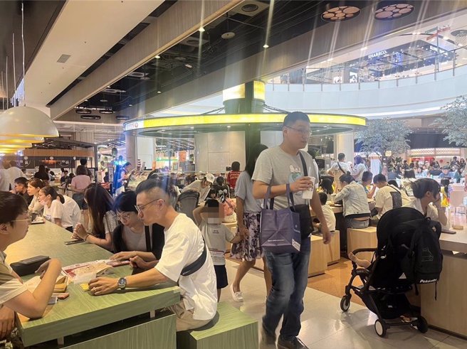 美食街多到人潮满出来。（图／记者吕筱蝉摄影）