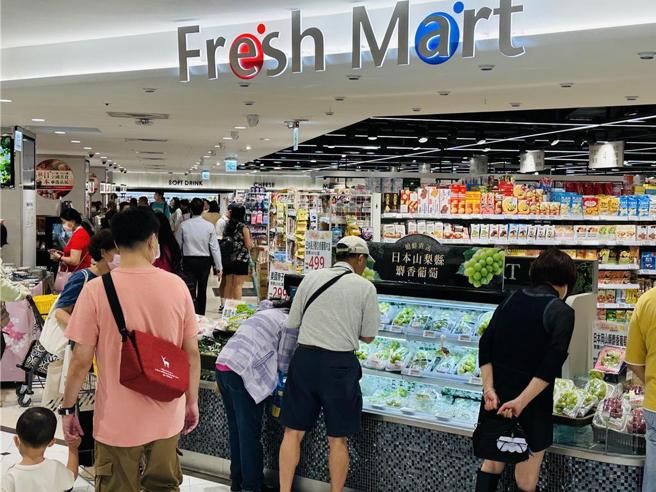 社区超市没菜买，百货、购物中心超市涌人潮／图／远东SOGO