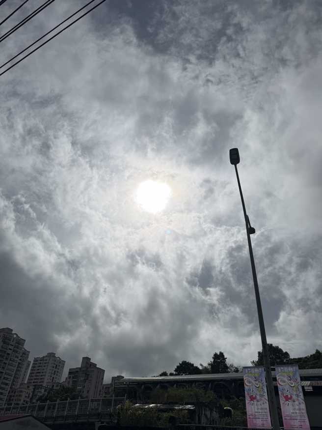 谢曜州在今（2）日早上出门工作时，顺手拍下一张晴朗的天空照。（图／翻摄自谢曜州脸书）