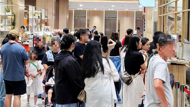 山陀兒颱風假，竹北遠百逛街購物及用餐人潮，與平時假日人潮差不多，估計業績會比平日多1倍。（羅浚濱攝）