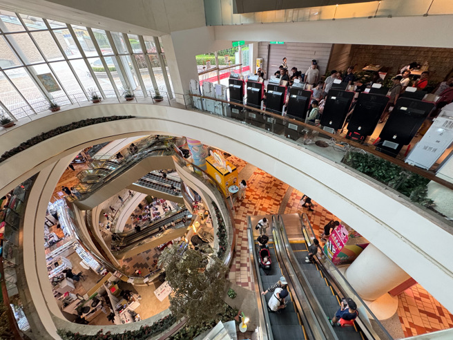 山陀兒颱風來襲，全台22縣市停止上班上課，不少民眾趁著放颱風假到百貨公司逛街。（示意圖／羅永銘攝）