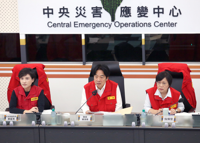 山陀兒颱風來襲，賴清德總統（中）1日在行政院副院長鄭麗君（左）及內政部長劉世芳（右）陪同下視察中央災害應變中心。（資料照，范揚光攝）