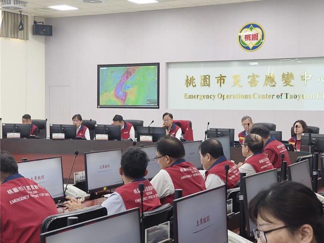 郑运鹏嘲讽，北北基桃的「罢免颱风假」名留青史。锺沛君呛问，郑运鹏是多瞧不起基隆市民，才会觉得颱风假能影响罢免意愿？（赖佑维摄）