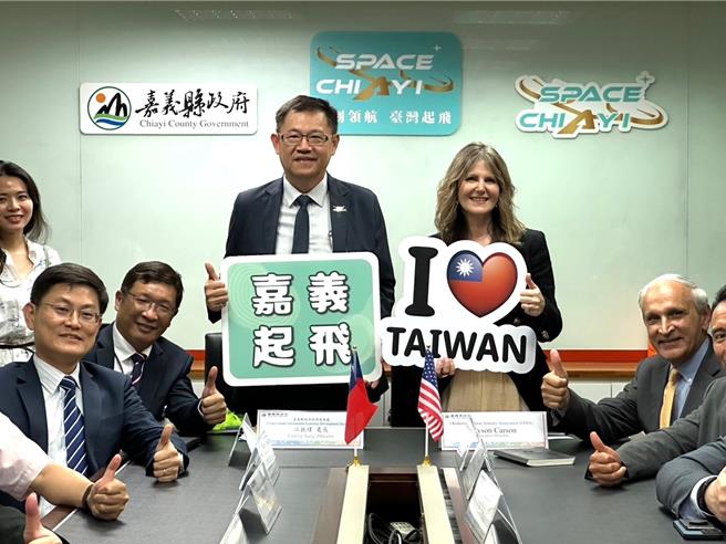 嘉义县经济发展处长江振玮昨(1日)与奥克拉荷马州国防产业协会执行总监Allyson Carson签署无人机产业合作备忘录。(嘉义县政府提供／吕妍庭嘉义传真) 