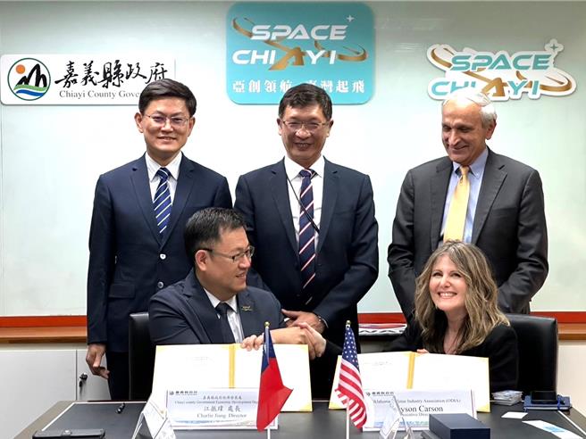 嘉义县经济发展处长江振玮昨(1日)与奥克拉荷马州国防产业协会执行总监Allyson Carson签署无人机产业合作备忘录。(嘉义县政府提供／吕妍庭嘉义传真) 