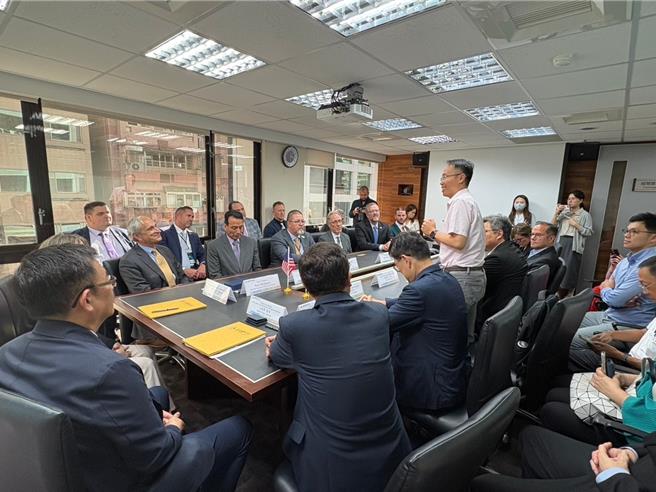 美国奥克拉荷马州能源暨环境厅长Ken McQueen、WindShape公司等20位美国产官学界代表来台访问。(嘉义县政府提供／吕妍庭嘉义传真)