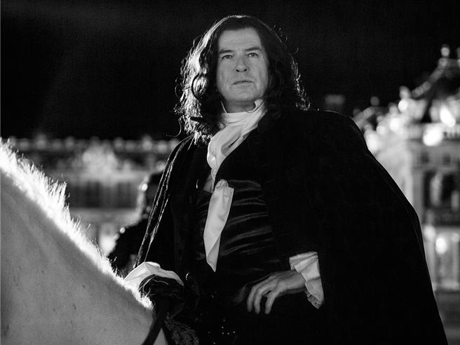 「永远的庞德」皮尔斯布洛斯南变身法国国王，英俊程度不减当年。（网银国际影视提供）