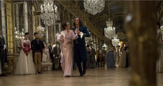 《太阳王与人鱼：新帝国》前进凡尔赛宫内部实际取景。（网银国际影视提供）