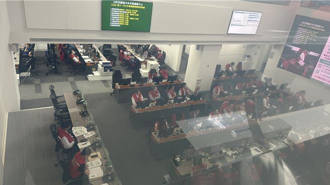 中央災害應變中心截至下午2時統計，全台災情共247件；死亡人數1人、受傷人數70人、失蹤2人，皆為落水導致失蹤。（賀培晏攝）