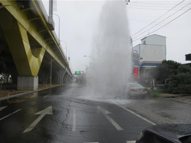 台中北屯区环中路1辆自小客疑左转失控撞上人行道上电箱及消防栓，涌出数公尺高喷泉雨。（民眾提供）