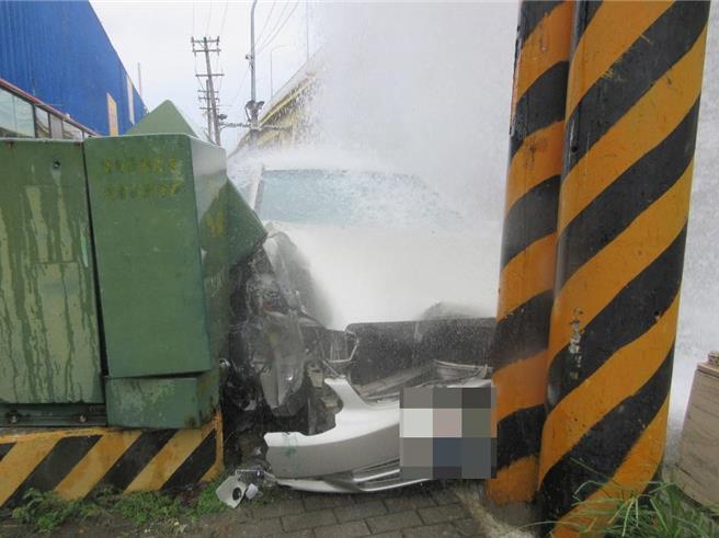 台中北屯区环中路1辆自小客疑左转失控撞上人行道上电箱及消防栓，涌出数公尺高喷泉雨。（民眾提供）