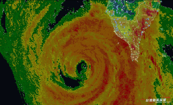 山陀兒終於移動、加快腳步，今晚到明天上半天核心強風影響西南部。（翻攝自台灣颱風論壇｜天氣特急臉書）