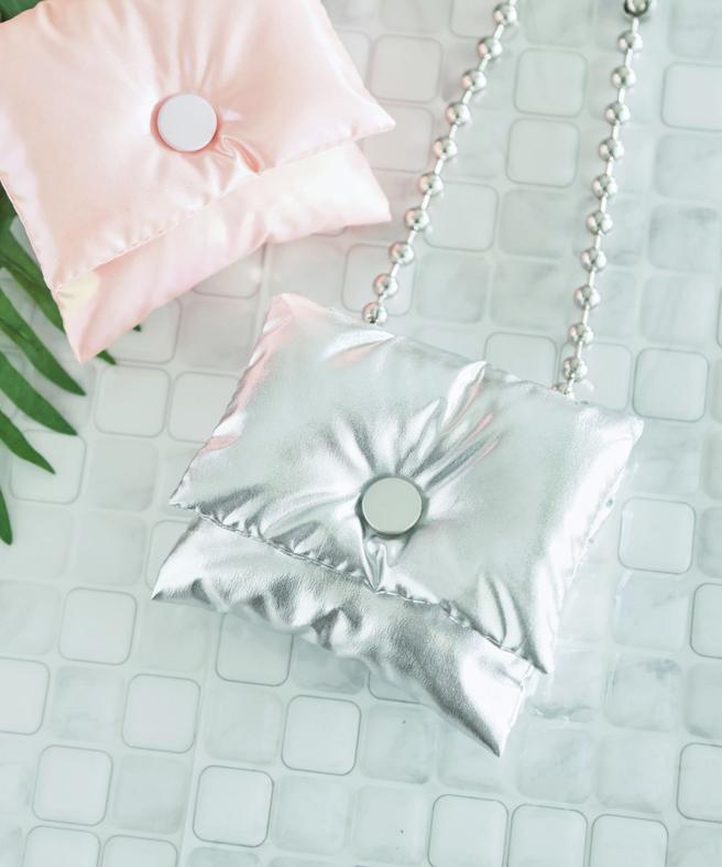 tiy nie yee ，可爱澎澎亮面迷你炼绳手提包， 490元。（niko and … 提供）