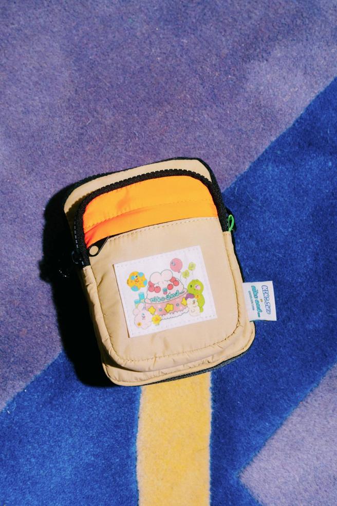 多夹层斜背小包 ，1480元。（niko and … 提供）