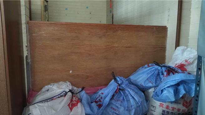 安定区低洼地区居民在自家门前备妥挡水板及砂包。（民眾提供／宝智华台南传真）