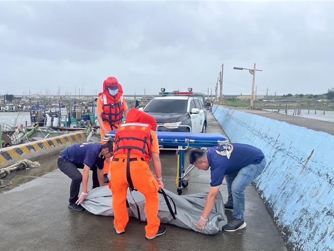 海巡人員獲報後，派員協尋，2日上午終於尋獲婦人遺體，經警消救難人員打撈上岸後，婦人明顯死亡，後續交由轄區警方調查釐清死因。（照片由讀者提供）