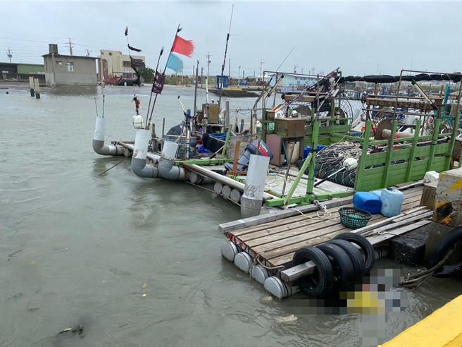 海巡署指出，2日上午11點多左右獲報，一位漁民因為颱風來臨，趕到松柏港區南堤入口處附近，整理船隻做好防颱措施時，卻赫然發現有女性遺體浮上水面。（照片由讀者提供）