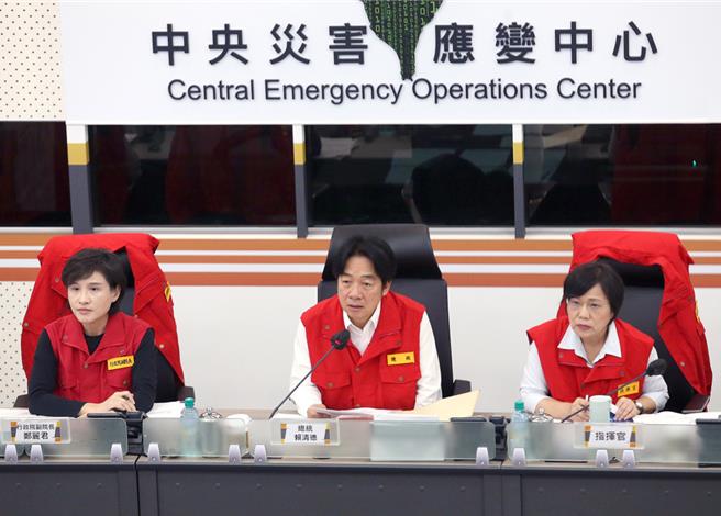 山陀兒颱風來襲，賴清德總統（中）1日在行政院副院長鄭麗君（左）及內政部長劉世芳（右）陪同下視察中央災害應變中心。（資料照，范揚光攝）