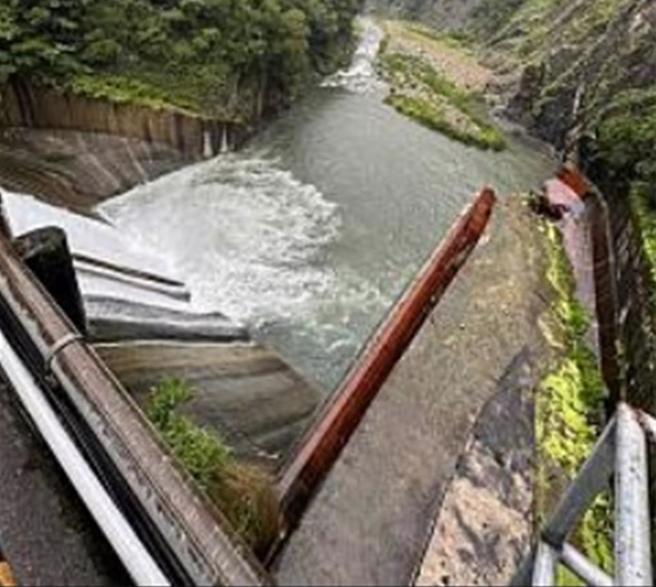 山陀兒颱風滯留打轉，遲未登陸台灣，台灣中部2日放颱風假1天，德基水庫集水區今天上午沒有明顯降雨，大甲溪發電廠採保守性微調節放水，確保水庫操作安全。（大甲溪發電廠提供／張妍溱台中傳真）