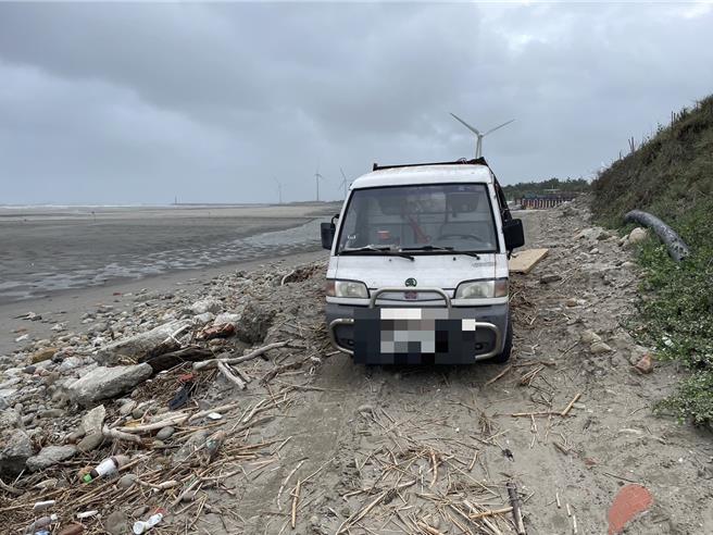 大安海水浴場濱海樂園北園遊客服務中心向外100公尺，上午傳出人車受困沙灘意外。（台中市消防局提供／張妍溱台中傳真）