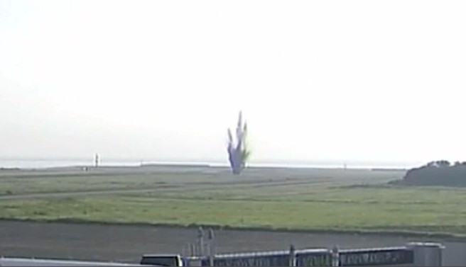 宫崎机场滑行道发生一起小爆炸，应是土地里的美制未爆弹自行引爆造成。(图/宫崎机场提供)