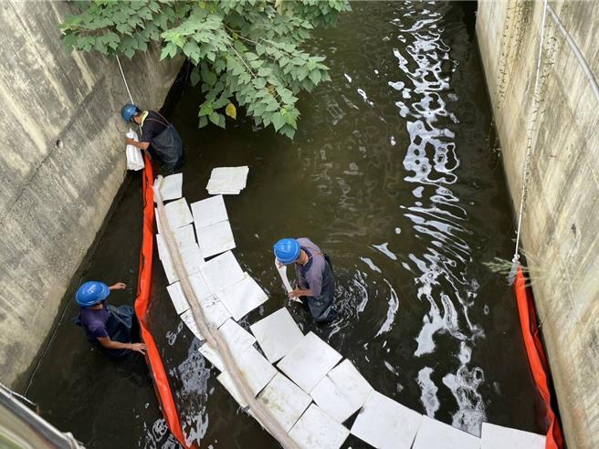 桃园市环保局2日至芦竹区稽查，上游发现桃园炼油厂雨水放流口有不明油污残留，业者现场已派员至放流口前方铺设拦油索、吸油棉及油灌车现场抽油，以防止污染持续扩散。（桃园市环保局提供）
